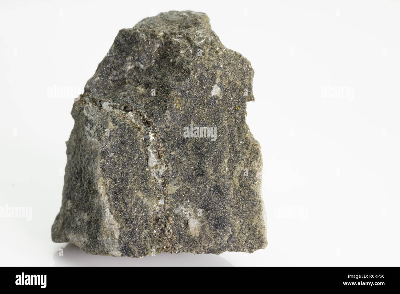 La biotite est un minéral phyllosilicate commune au sein du groupe, de mica le volcan Vésuve, isolé sur un fond blanc, Naples, Italie Banque D'Images