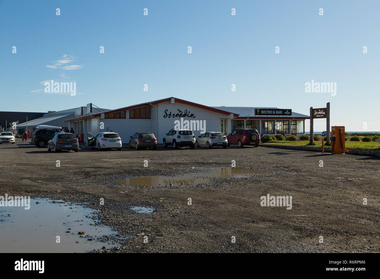 Voitures garées à l'extérieur de bistro, Strondin, bar et restaurant dans la région de Vik, l'Islande. Banque D'Images