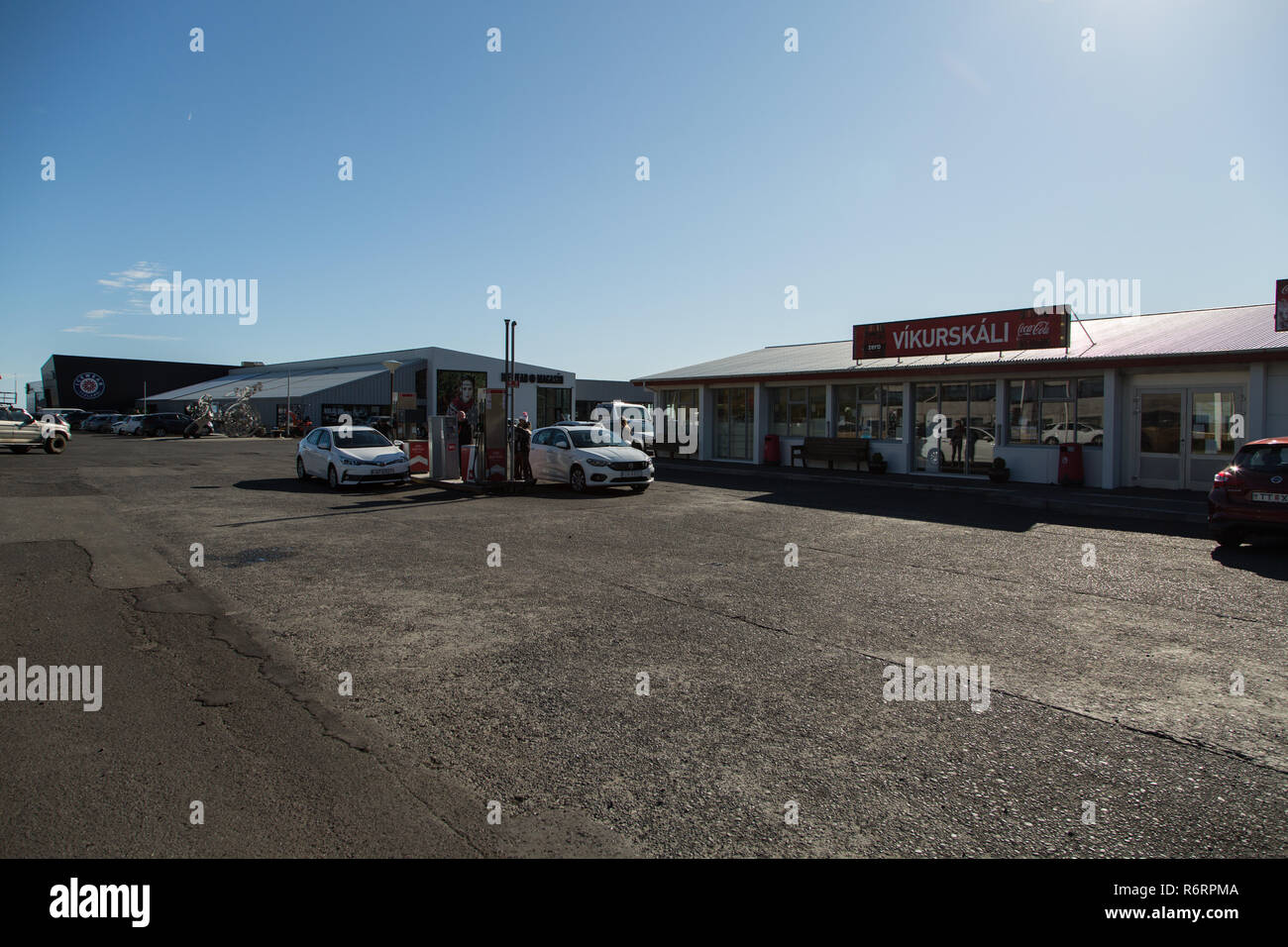 Les gens de flll leurs voitures de carburant à la station-service de Vik, Islande Banque D'Images