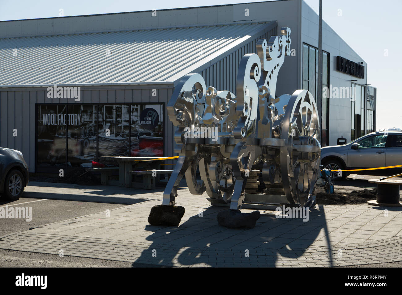 Sculpture Statue Cheval et panier à l'extérieur de l'usine de laine Icewear Vik, Islande Banque D'Images
