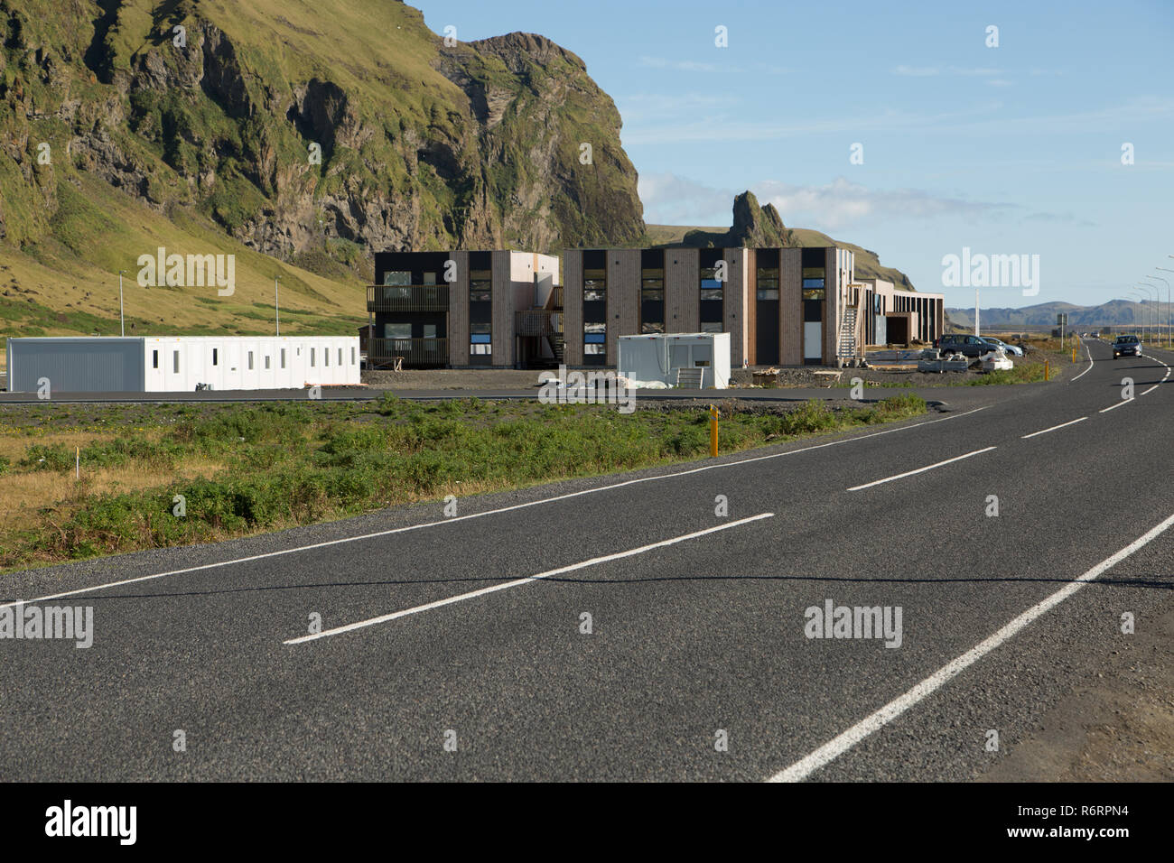 Les nouveaux bâtiments en construction dans la ville côtière de Vik, Islande Banque D'Images