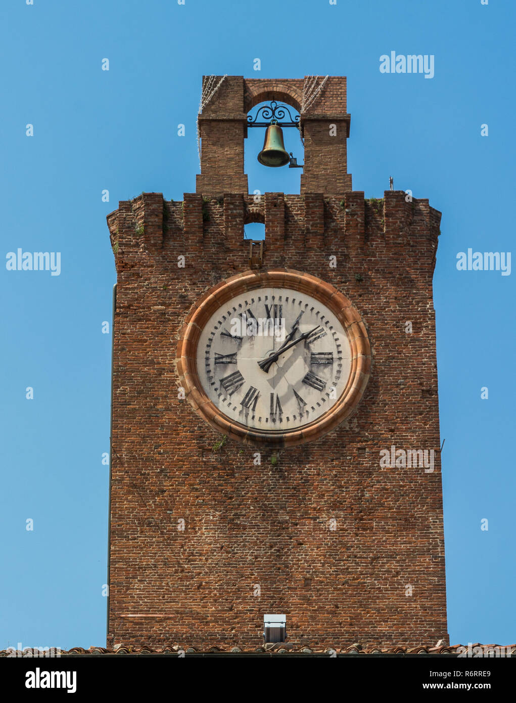 La tour de l'horloge est situé dans le centre de la ville de Cascina, la province de Pise, Toscane, Italie Banque D'Images