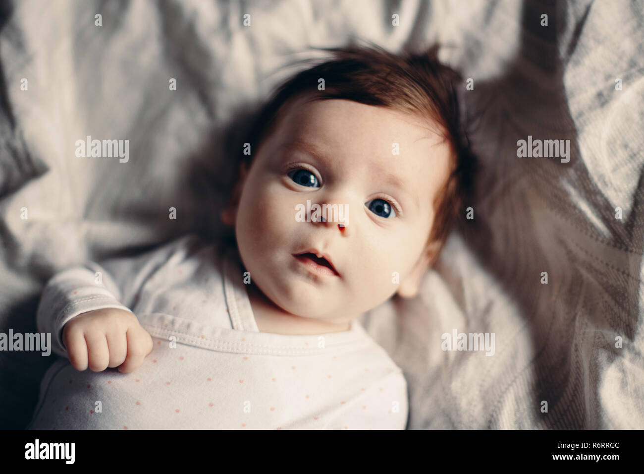 Closeup Portrait Of Cute Funny Adorable Brunette Caucasien Blanc Petit Bebe Nouveau Ne Avec Des Yeux Gris Bleu Lying On Bed A Huis Clos Frv Authentique Photo Stock Alamy Closeup Portrait Of Cute Funny Adorable Brunette Caucasien Blanc Petit Bebe Nouveau Ne Avec Des Yeux Gris Bleu Lying On Bed A Huis Clos Frv Authentique Photo Stock Alamy