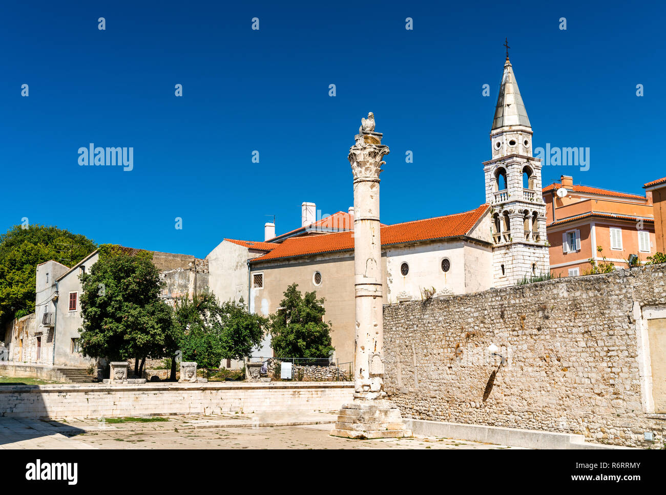 Le pilier de la honte et de l'église Saint Elie à Zadar, Croatie Banque D'Images