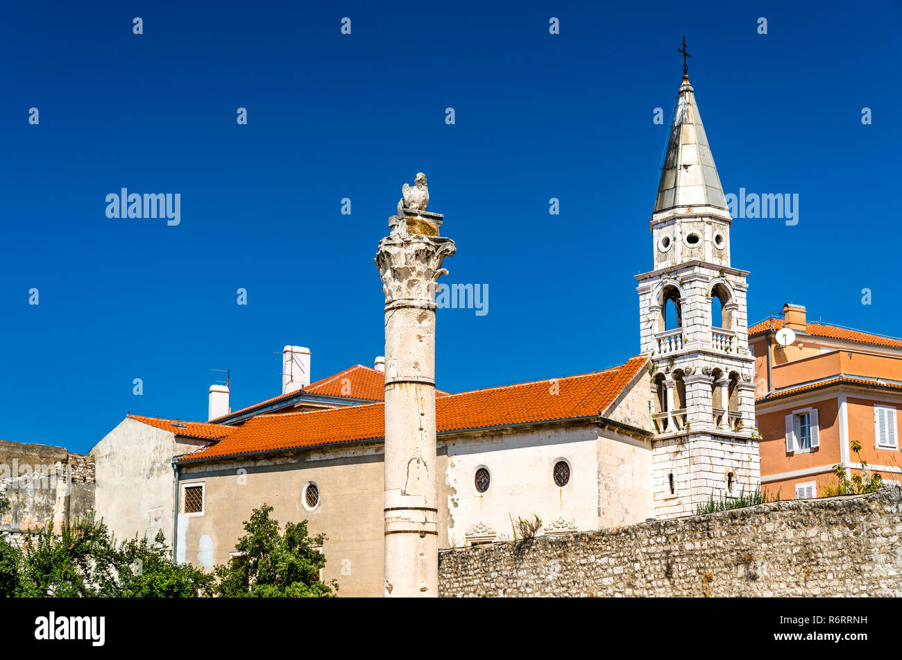 Le pilier de la honte et de l'église Saint Elie à Zadar, Croatie Banque D'Images
