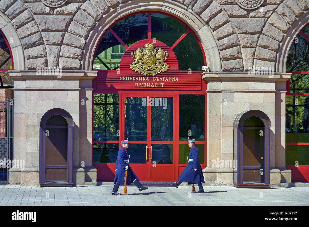 Deux soldats de la Garde présidentielle changent de position devant la présidence à Sofia, Bulgarie Banque D'Images