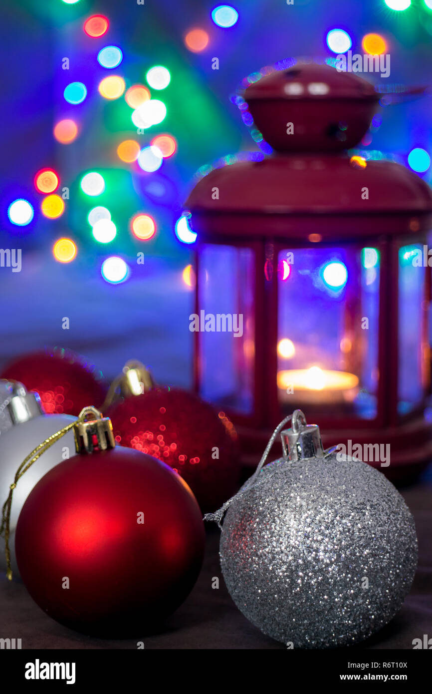 Grande et petites boules de noël et lanterne rouge sur fairy lights background Banque D'Images