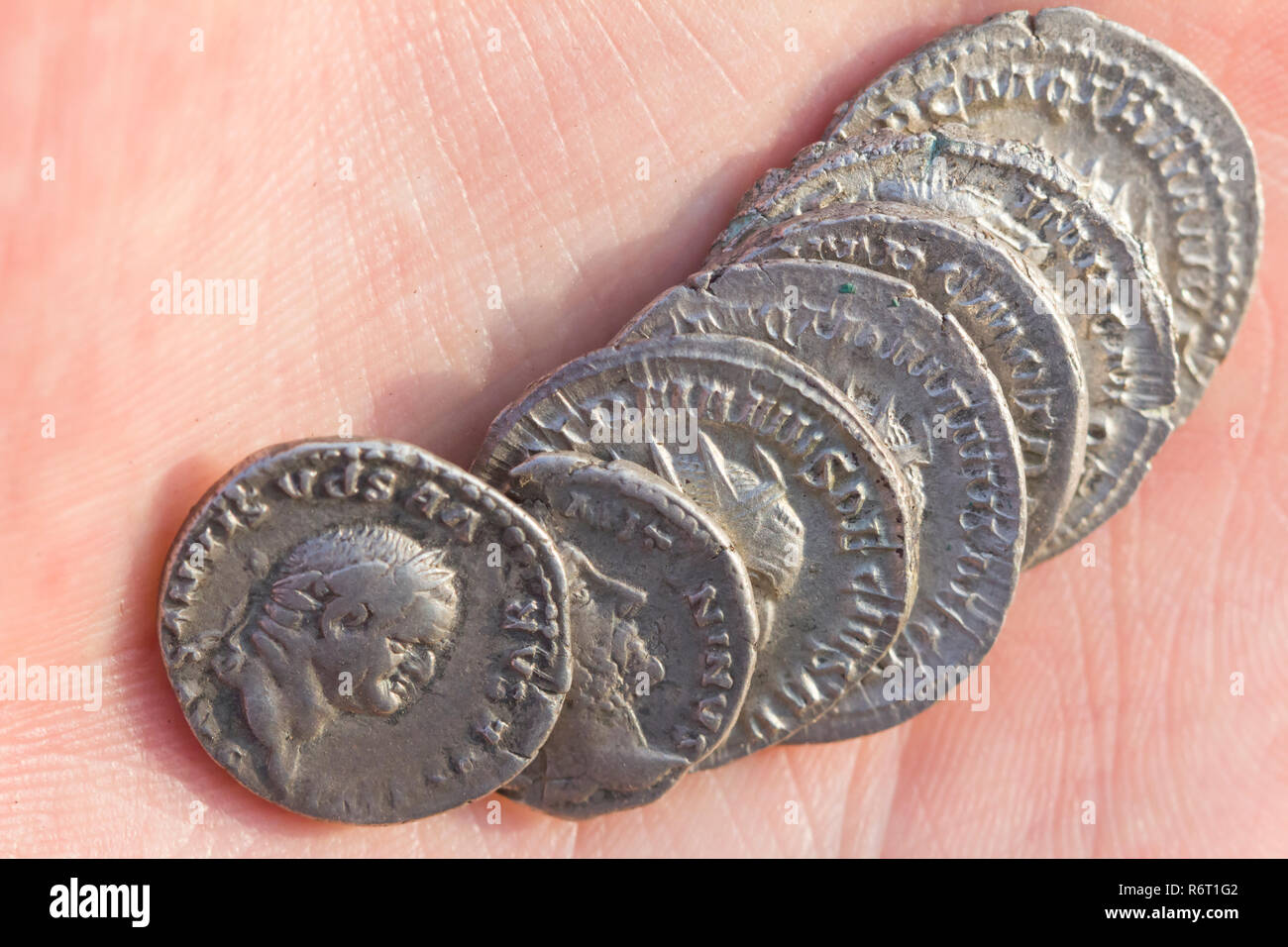 Les pièces d'argent romain couvert de saleté, d'anciennes denier Banque D'Images