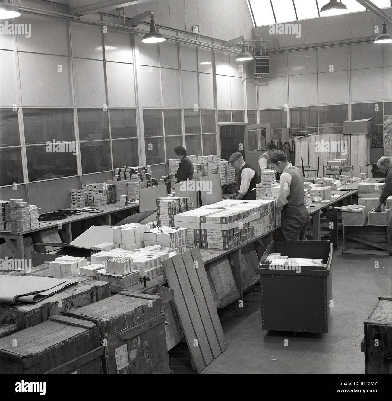 Années 1950, historique, les travailleurs à l'intérieur d'un entrepôt d'une usine d'impression, en Angleterre, UK. Banque D'Images