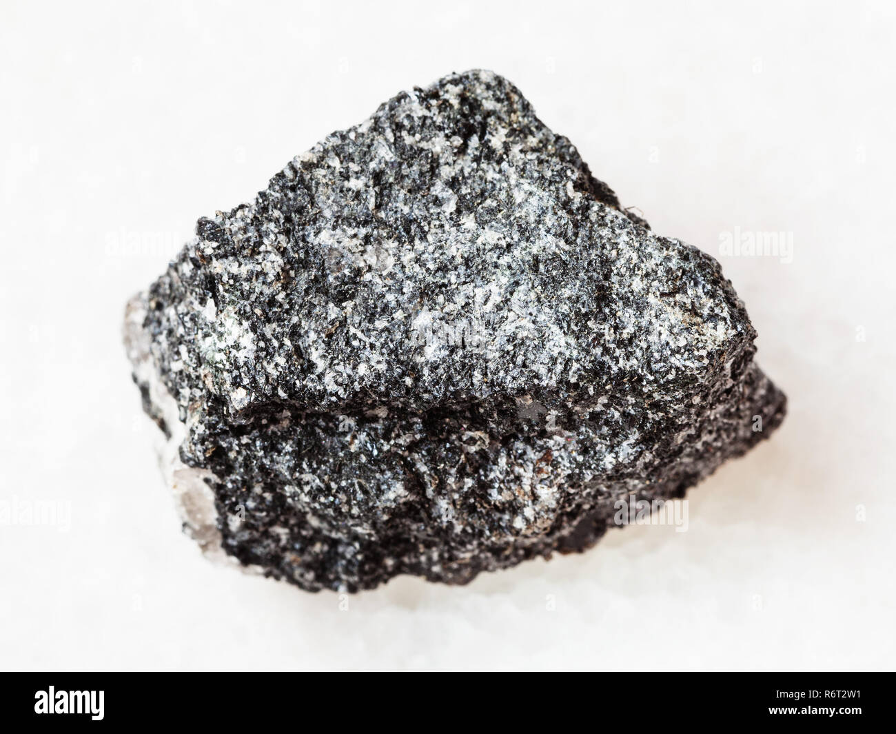 L'Amphibolite rough stone on white Banque D'Images