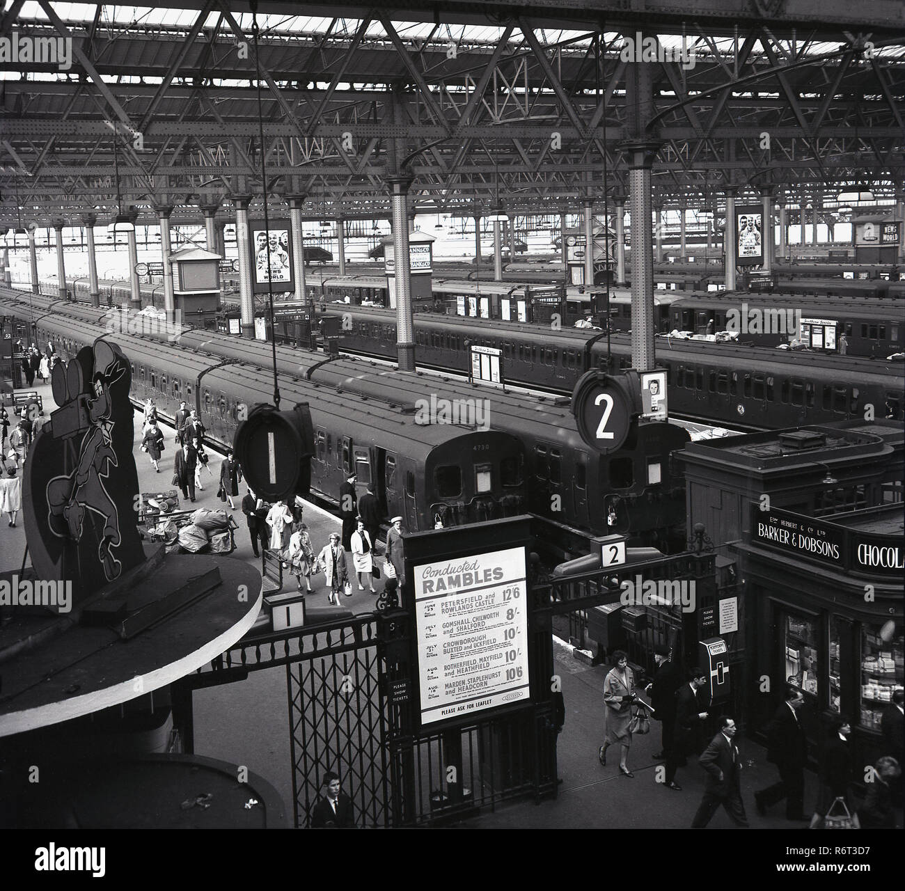 Années 1950, historiques, les navetteurs ferroviaire arrivant à la gare de Waterloo, Lambeth, London, England, UK. Banque D'Images