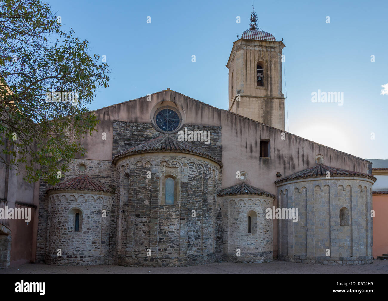 Ancienne église dans un petit village espagnol, Amer, en Catalogne en Espagne Banque D'Images