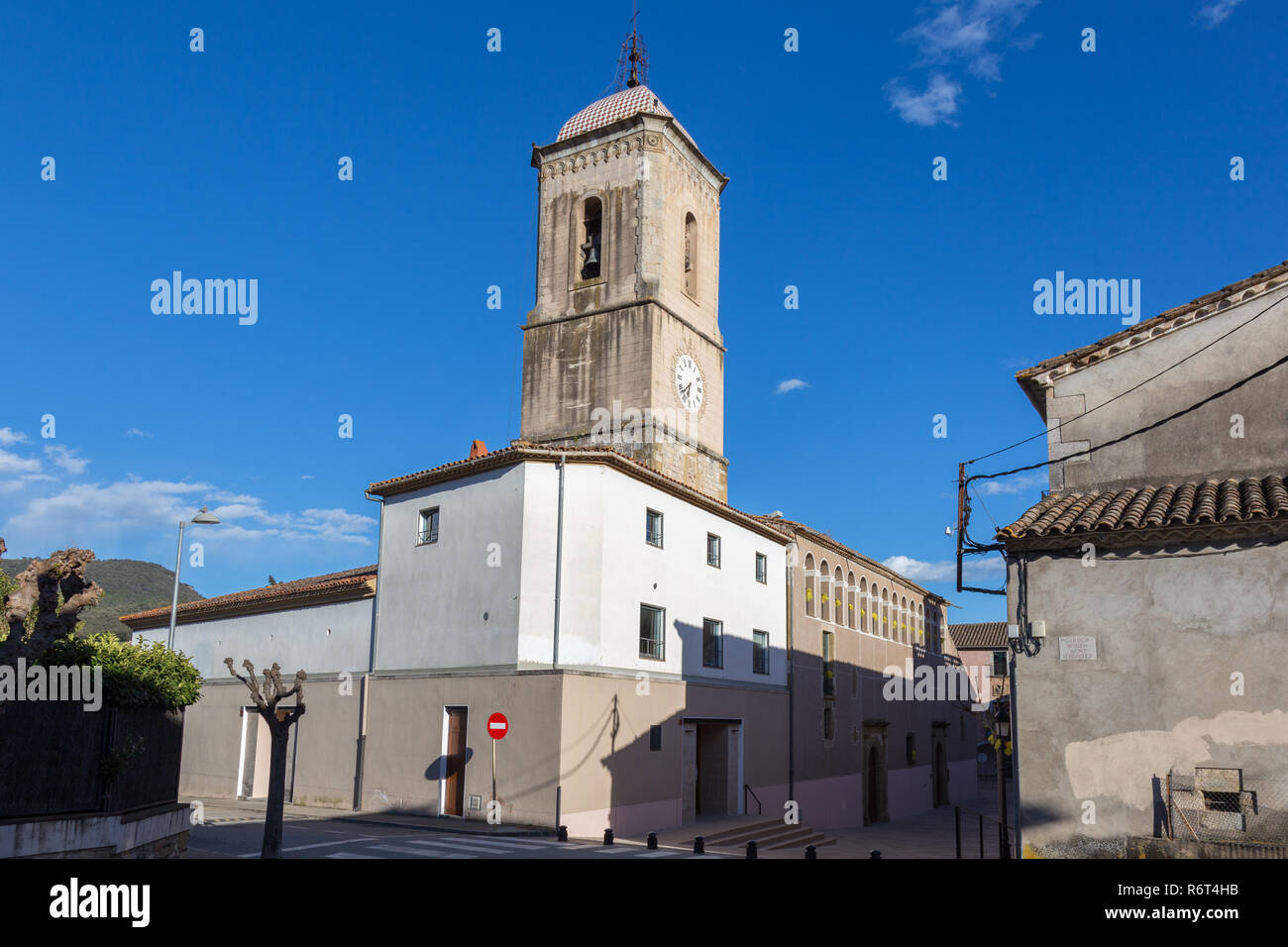 Ancienne église dans un petit village espagnol, Amer, en Catalogne en Espagne Banque D'Images