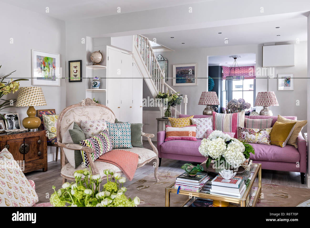 Salon ouvert avec canapé de style français vintage Banque D'Images