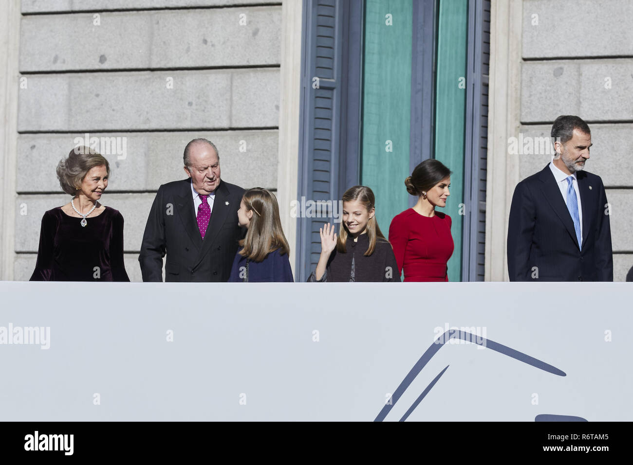 Madrid, Madrid, Espagne. 6e déc, 2018. L'ancien Roi Juan Carlos I d'Espagne, ex-Reine Sofia, le roi Felipe VI, de la Reine, la Princesse Letizia Leonora et Princess Sofia sont vus au cours de la 40e anniversaire de la Constitution espagnole à Congreso de los Diputados de Madrid. Legan Crédit : P. Mace/SOPA Images/ZUMA/Alamy Fil Live News Banque D'Images