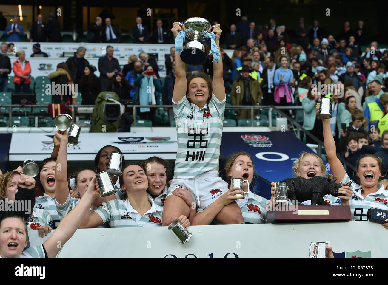 Londres, Royaume-Uni. 6 Décembre, 2018. L'Université de Cambridge célébrer gagner de trophée Varsity Varsity Match 2018 entre l'Université d'Oxford, Cambridge University Women Femmes v pendant au stade de Twickenham, le jeudi, 06 décembre 2018. Londres en Angleterre. (Usage éditorial uniquement, licence requise pour un usage commercial. Aucune utilisation de pari, de jeux ou d'un seul club/ligue/dvd publications.) Crédit : Taka Wu/Alamy Live News Banque D'Images