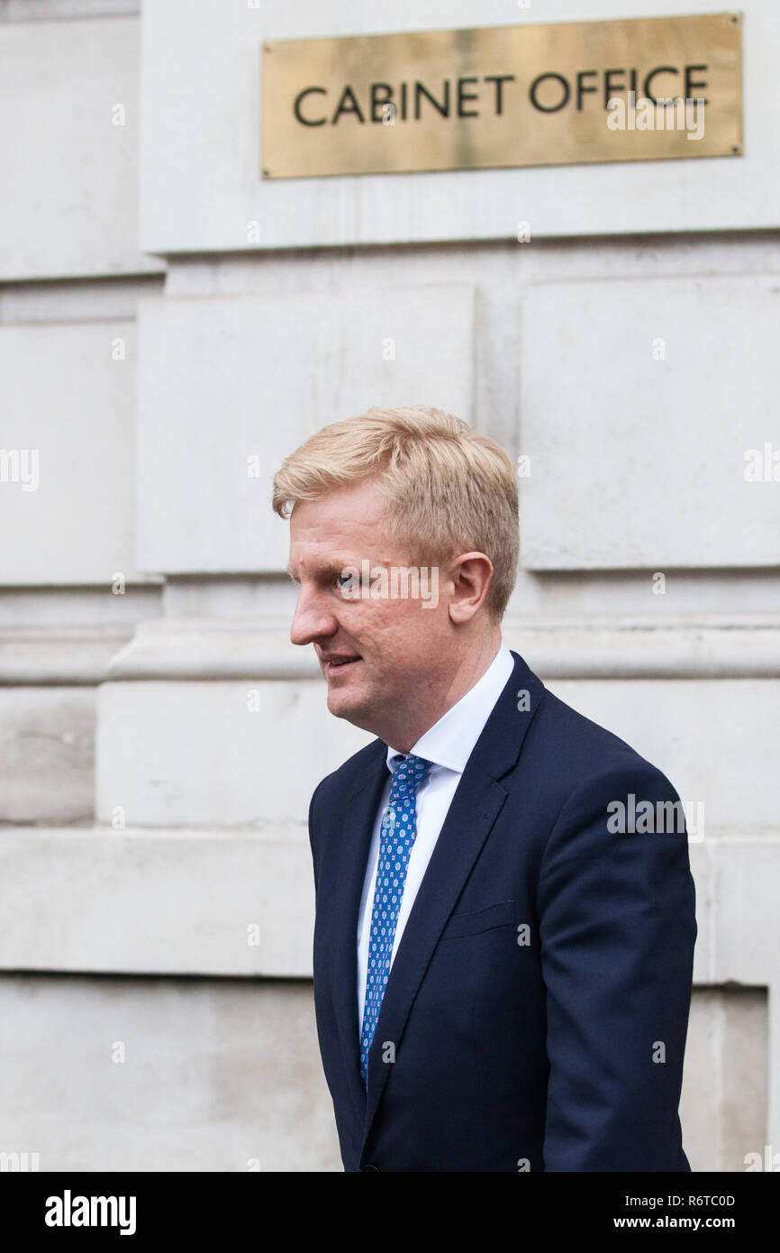 Londres, Royaume-Uni. 6 Décembre, 2018. Oliver Dowden, député conservateur d'Hertsmere, quitte le bureau du Cabinet au cours d'une réunion du Conseil privé. Credit : Mark Kerrison/Alamy Live News Banque D'Images