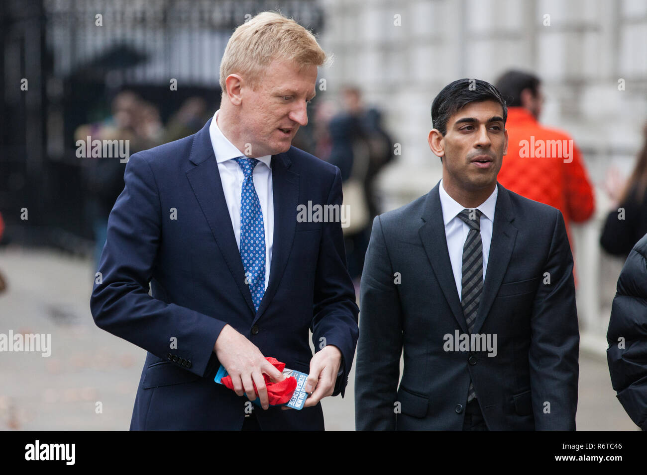 Londres, Royaume-Uni. 6 Décembre, 2018. Oliver Dowden (l), député conservateur d'Hertsmere et Rishi Sunak, député conservateur de Richmond (Yorks), arrivent au cours d'une réunion du Conseil privé au Bureau du Cabinet. Credit : Mark Kerrison/Alamy Live News Banque D'Images