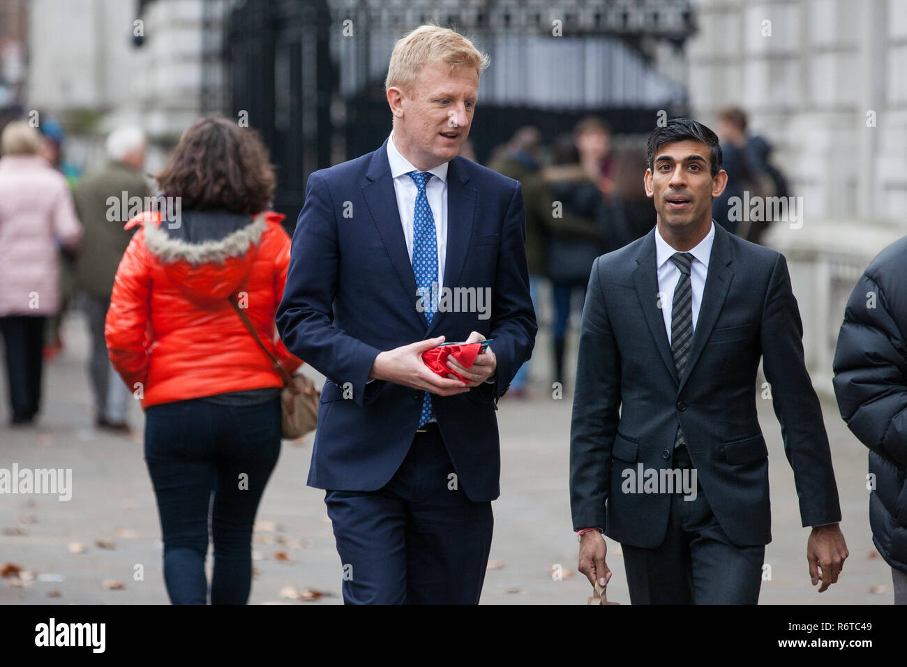 Londres, Royaume-Uni. 6 Décembre, 2018. Oliver Dowden (l), député conservateur d'Hertsmere et Rishi Sunak, député conservateur de Richmond (Yorks), arrivent au cours d'une réunion du Conseil privé au Bureau du Cabinet. Credit : Mark Kerrison/Alamy Live News Banque D'Images