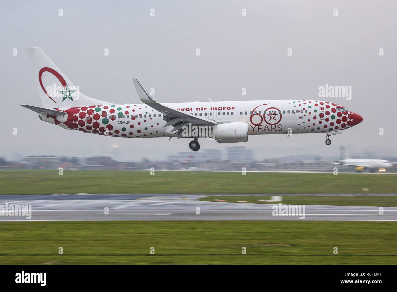 1 décembre 2017 - Bruxelles, Belgique - la Royal Air Maroc Boeing 737-800  ou RAM est perçu à l'atterrissage à l'Aéroport International de Bruxelles  en Belgique, connu sous le nom de l'aéroport