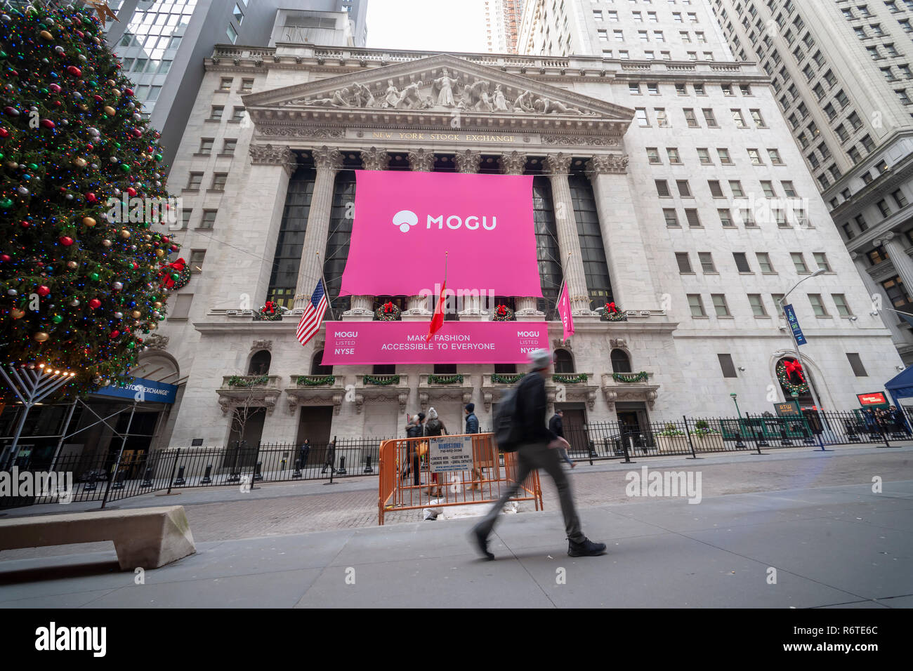 New York, USA. 6 Décembre, 2018. La Bourse de New York est décoré le jeudi 6 décembre 2018 pour le premier jour de négociation pour la mode chinoise et cosmétiques site e-commerce mogu. Stocks ont atteint 758 points portant sa perte totale de 2 jours à 1500 points sur les craintes d'une guerre commerciale sino-américaines. (© Richard B. Levine) Crédit : Richard Levine/Alamy Live News Banque D'Images