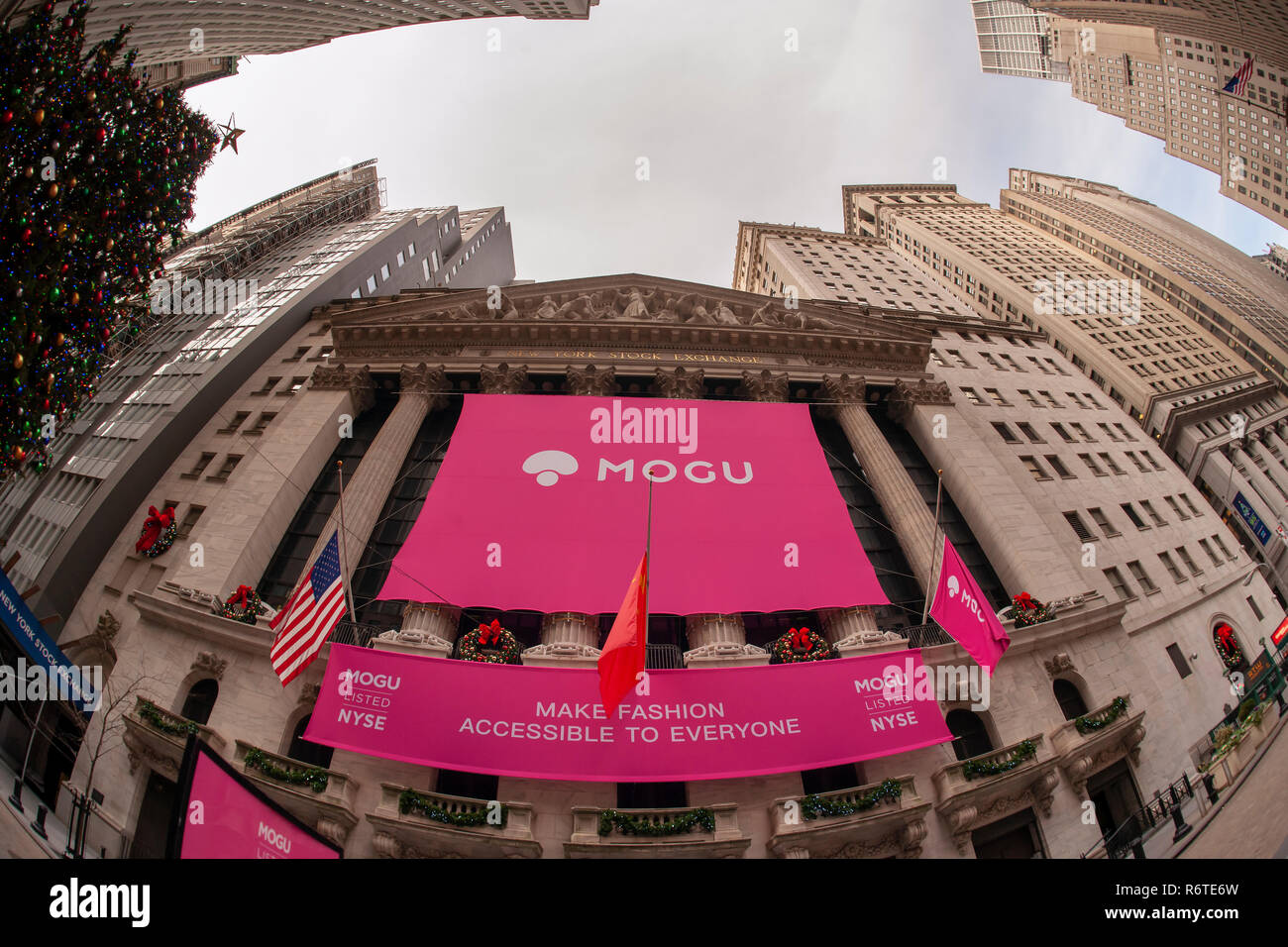 New York, USA. 6 Décembre, 2018. La Bourse de New York est décoré le jeudi 6 décembre 2018 pour le premier jour de négociation pour la mode chinoise et cosmétiques site e-commerce mogu. Stocks ont atteint 758 points portant sa perte totale de 2 jours à 1500 points sur les craintes d'une guerre commerciale sino-américaines. (© Richard B. Levine) Crédit : Richard Levine/Alamy Live News Banque D'Images