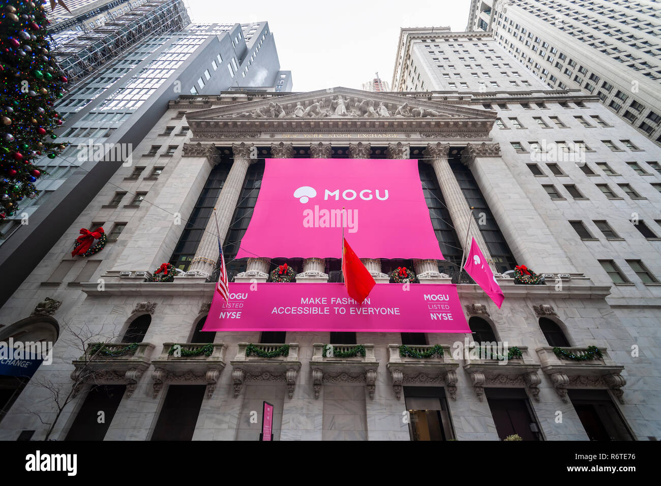 New York, USA. 6 Décembre, 2018. La Bourse de New York est décoré le jeudi 6 décembre 2018 pour le premier jour de négociation pour la mode chinoise et cosmétiques site e-commerce mogu. Stocks ont atteint 758 points portant sa perte totale de 2 jours à 1500 points sur les craintes d'une guerre commerciale sino-américaines. (Â© Richard B. Levine) Crédit : Richard Levine/Alamy Live News Banque D'Images