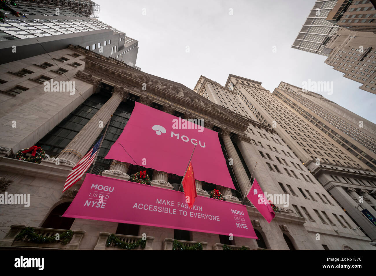 New York, USA. 6 Décembre, 2018. La Bourse de New York est décoré le jeudi 6 décembre 2018 pour le premier jour de négociation pour la mode chinoise et cosmétiques site e-commerce mogu. Stocks ont atteint 758 points portant sa perte totale de 2 jours à 1500 points sur les craintes d'une guerre commerciale sino-américaines. (Â© Richard B. Levine) Crédit : Richard Levine/Alamy Live News Banque D'Images