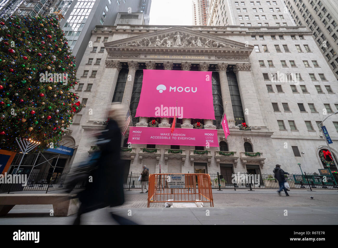 New York, USA. 6 Décembre, 2018. La Bourse de New York est décoré le jeudi 6 décembre 2018 pour le premier jour de négociation pour la mode chinoise et cosmétiques site e-commerce mogu. Stocks ont atteint 758 points portant sa perte totale de 2 jours à 1500 points sur les craintes d'une guerre commerciale sino-américaines. (© Richard B. Levine) Crédit : Richard Levine/Alamy Live News Banque D'Images