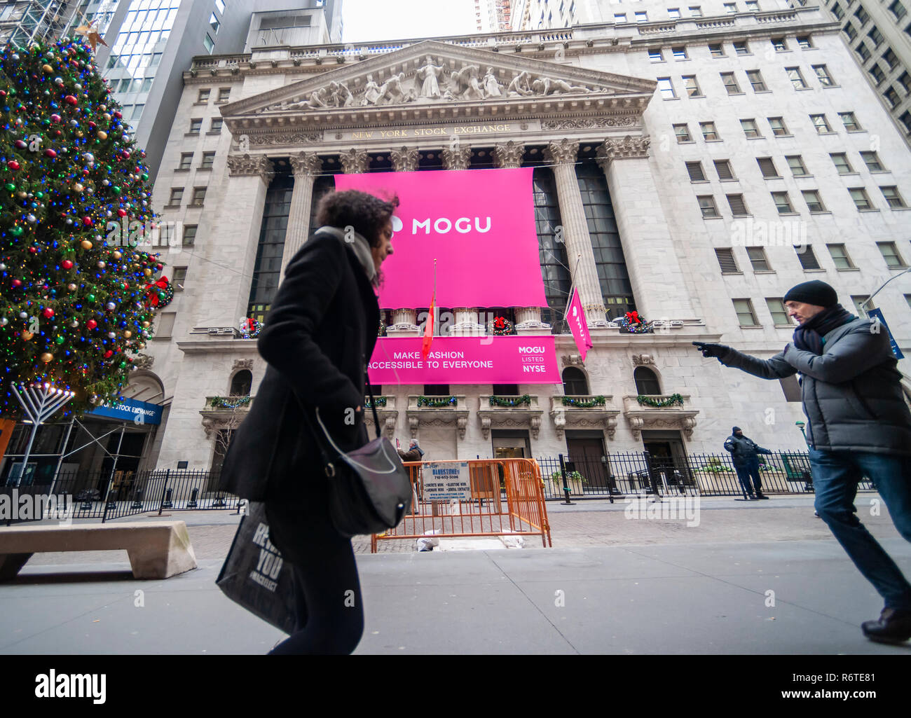 New York, USA. 6 Décembre, 2018. La Bourse de New York est décoré le jeudi 6 décembre 2018 pour le premier jour de négociation pour la mode chinoise et cosmétiques site e-commerce mogu. Stocks ont atteint 758 points portant sa perte totale de 2 jours à 1500 points sur les craintes d'une guerre commerciale sino-américaines. (© Richard B. Levine) Crédit : Richard Levine/Alamy Live News Banque D'Images