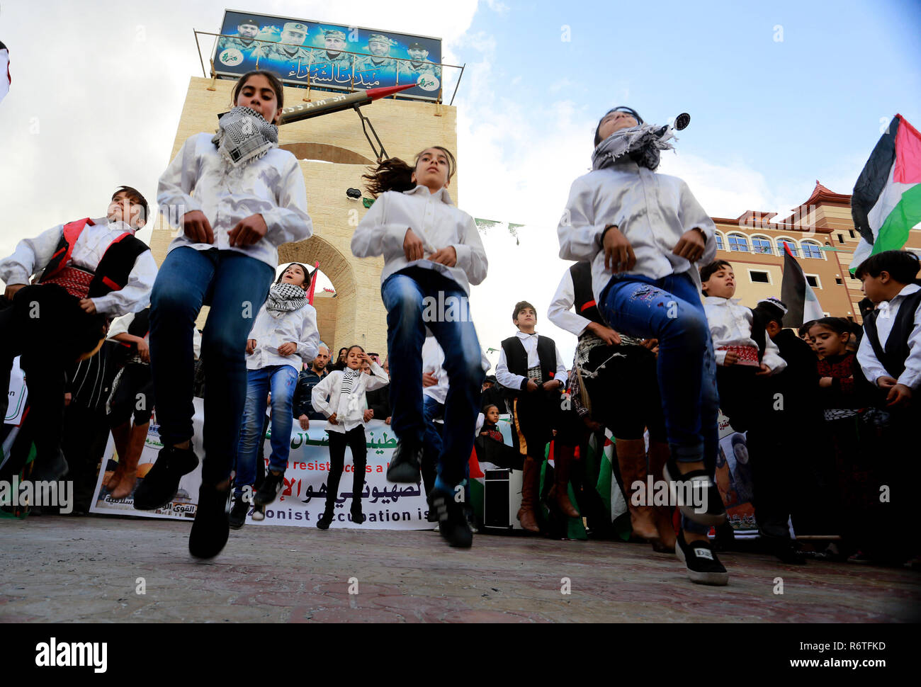 Gaza, la Palestine. 6 décembre 2018.Les manifestants palestiniens mars au cours d'une manifestation contre une prochaine assemblée générale des Nations unies vote sur un projet de résolution rédigé par nous condamner le Hamas palestinien dans la ville de Rafah dans le sud de la bande de Gaza le 6 décembre 2018. Nikky Haley, qui allait se retirer de l'ambassadeur des Etats-Unis à l'ONU à la fin de l'année, a maintes fois accusé l'Organisation des Nations Unies d'avoir un parti pris anti-Israël et soutient fermement Israël dans sa dernière confrontation avec le Hamas à Gaza. © Abed Rahim Khatib / éveil / Alamy Live News Banque D'Images