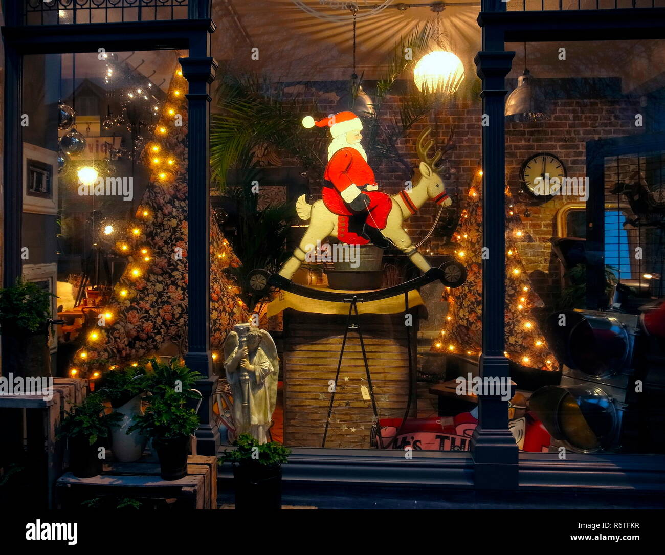 Worthing, Sussex, Angleterre. 6 Décembre, 2018. Santa's Rockin'.Renne de noël fête antique shop window display dans Rowlands route aujourd'hui avec vintage des artefacts et le Père Noël à cheval à bascule un vieux renne. Photo : Jonathan Eastland/Ajax/Alamy Live News. Banque D'Images