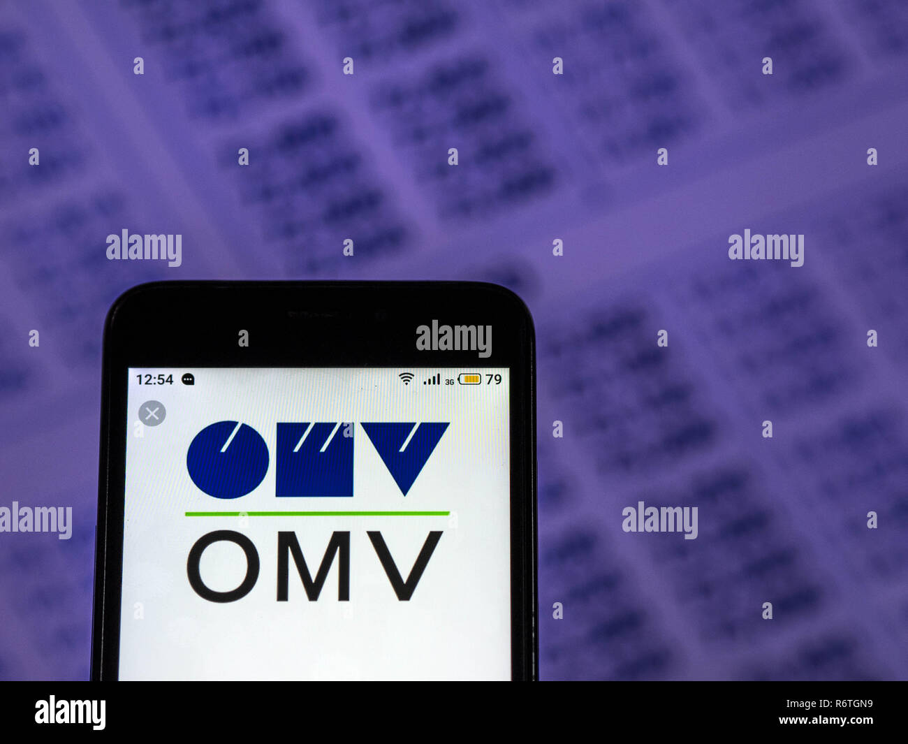 Kiev, Ukraine. 6e déc, 2018. Logo de l'entreprise OMV vu affichée sur téléphone intelligent. Crédit : Igor Golovniov SOPA/Images/ZUMA/Alamy Fil Live News Banque D'Images
