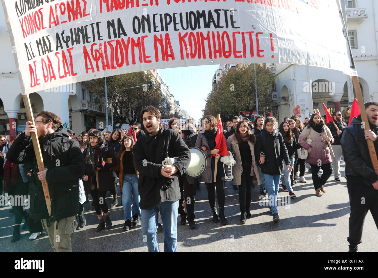 Thessalonique, Grèce. 6e déc, 2018. Les slogans des manifestants scander pendant un rassemblement pour commémorer le 10e anniversaire de l'adolescent mort d'Alexis Grigoropoulos par un policier qui a déclenché des émeutes importantes en Grèce en 2008. Crédit photo : Orhan Tsolak / Alamy Live News Banque D'Images