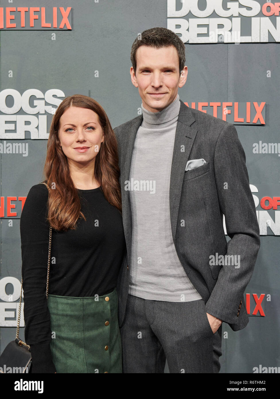 Berlin, Allemagne. 06 Dec, 2018. Acteurs Alice Dwyer (l) et Sabin Tambrea viennent au cinéma pour le film de la première série de Netflix de Berlin 'chiens'. Credit : Annette Riedl/dpa/Alamy Live News Banque D'Images