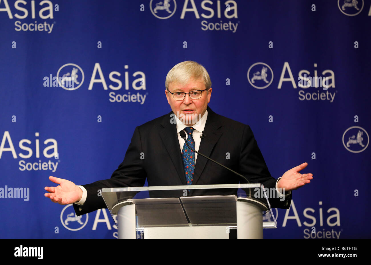 New York, USA. 5 déc, 2018. Kevin Rudd, président de l'organisation à but non lucratif Asia Society Policy Institute et ancien premier ministre, prononce un discours à New York, États-Unis, le 5 décembre 2018. La montée du néo-maccarthysme '" aux États-Unis est une préoccupation, au risque de susciter le racisme contre les Américains chinois, a prévenu Kevin Rudd ici mercredi. Credit : Wang Ying/Xinhua/Alamy Live News Banque D'Images