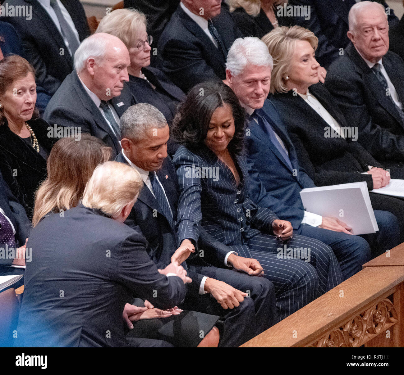 Le Président des Etats-Unis, Donald J. Trump tend la main pour serrer la main de l'ancienne Première Dame Michelle Obama comme il et de la première dame Melania Trump National arrivent pour le service funèbre en l'honneur de la fin de l'ancien Président des États-Unis George H. W. Bush lors de la cathédrale nationale de Washington à Washington, DC le Mercredi, Décembre 5, 2018. En haut à droite sont l'ancien président américain Bill Clinton, l'ex-secrétaire d'État américaine Hillary Rodham Clinton, l'ex-Président américain Jimmy Carter. Credit : Ron Sachs/CNP (restriction : NO New York ou le New Jersey Journaux ou journaux dans un rayon de 75 km de New York Banque D'Images