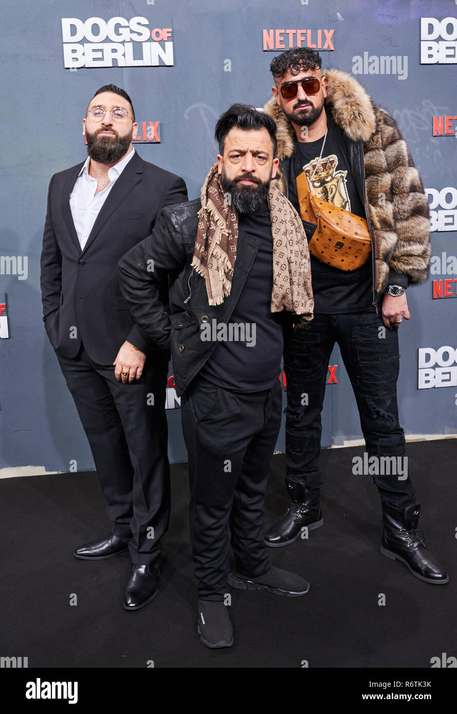 Berlin, Allemagne. 06 Dec, 2018. Les rappeurs Sinan-G (l-r), Roozbeh Farhangmehr et Haftbefehl venir au cinéma international pour la première du film de Berlin 'chiens'. Credit : Annette Riedl/dpa/Alamy Live News Banque D'Images