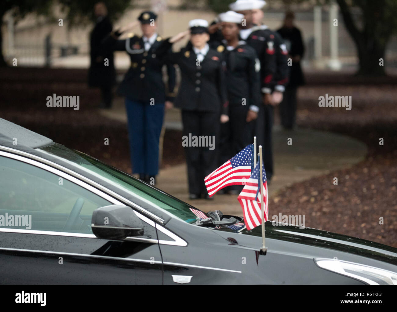 Les petits drapeaux américains sur le capot de la corbillard transportant le cercueil contenant les restes de l'ancien président George H. W. Bush à sa dernière demeure à la bibliothèque George Bush. Banque D'Images