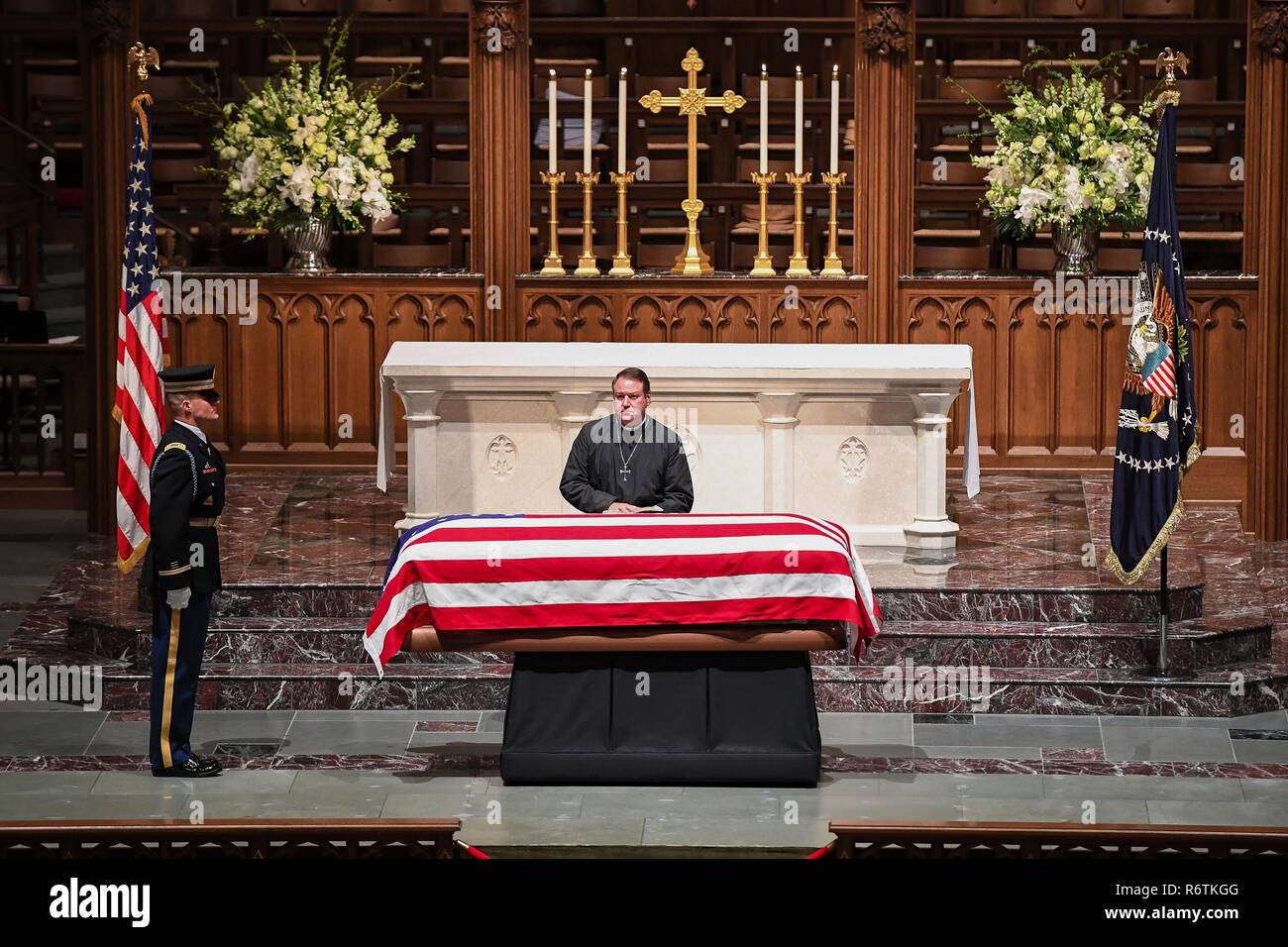 Le cercueil recouvert du drapeau de l'ancien président George H. W. Bush est béni par le Révérend Dr. Russell Jones Levenson, Jr., le pasteur de la famille Bush, une fois de retour à la maison à Saint Martins Episcopal Church après les funérailles nationales à Washington le 6 décembre 2018 à Houston, Texas. Bush, le 41e président, est décédé à son domicile de Houston à l'âge de 94 ans. Banque D'Images