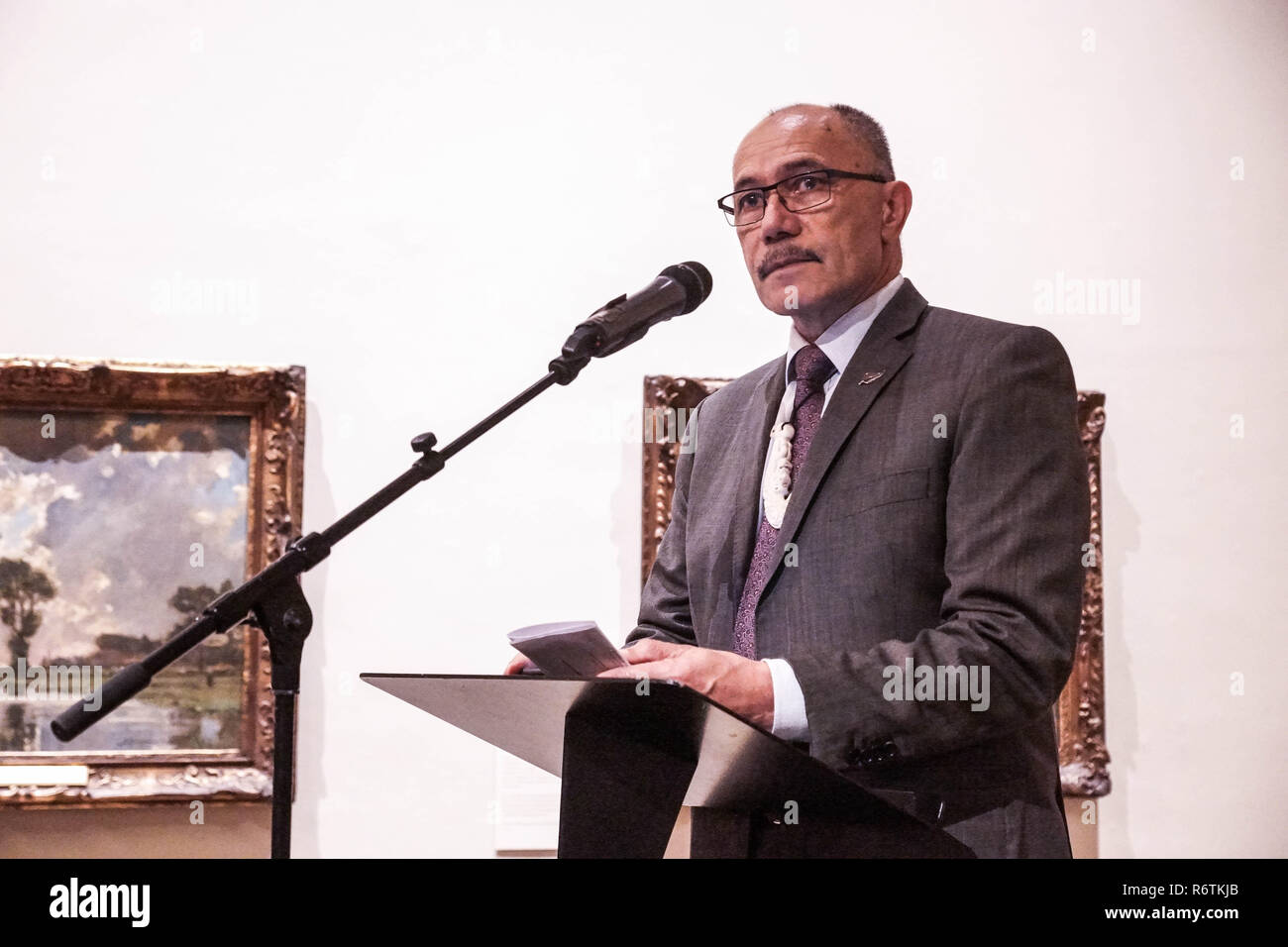 Londres, Royaume-Uni. 06 Dec, 2018. Les diplomates célébrer l'Océanie à la Royal Academy. Sir Jerry Mateparae, Haut Commissaire pour la Nouvelle-Zélande, Winnie Anna Kiap, Haut-Commissaire de la Papouasie-Nouvelle-Guinée, Jitoko Tikolevuw, Pièces Haut Commissariat aux Fidji, a assisté à une réception pour célébrer l'Europe à l'exposition de la Royal Academy, Piccadilly, Londres, de fermer 10 décembre 2018. Tissus aux couleurs chatoyantes, la musique traditionnel Maori et Michael Parekowhai richement sculptée de l'accompagnement de piano soprano Aivale Cole. Concepteur fidjien, Ana Lavekau, London Pacific Fashion Crédit : Peter Hogan/Alamy Live News Banque D'Images