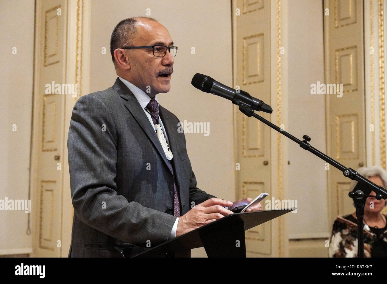 Londres, Royaume-Uni. 06 Dec, 2018. Les diplomates célébrer l'Océanie à la Royal Academy. Sir Jerry Mateparae, Haut Commissaire pour la Nouvelle-Zélande, Winnie Anna Kiap, Haut-Commissaire de la Papouasie-Nouvelle-Guinée, Jitoko Tikolevuw, Pièces Haut Commissariat aux Fidji, a assisté à une réception pour célébrer l'Europe à l'exposition de la Royal Academy, Piccadilly, Londres, de fermer 10 décembre 2018. Tissus aux couleurs chatoyantes, la musique traditionnel Maori et Michael Parekowhai richement sculptée de l'accompagnement de piano soprano Aivale Cole. Concepteur fidjien, Ana Lavekau, London Pacific Fashion Crédit : Peter Hogan/Alamy Live News Banque D'Images