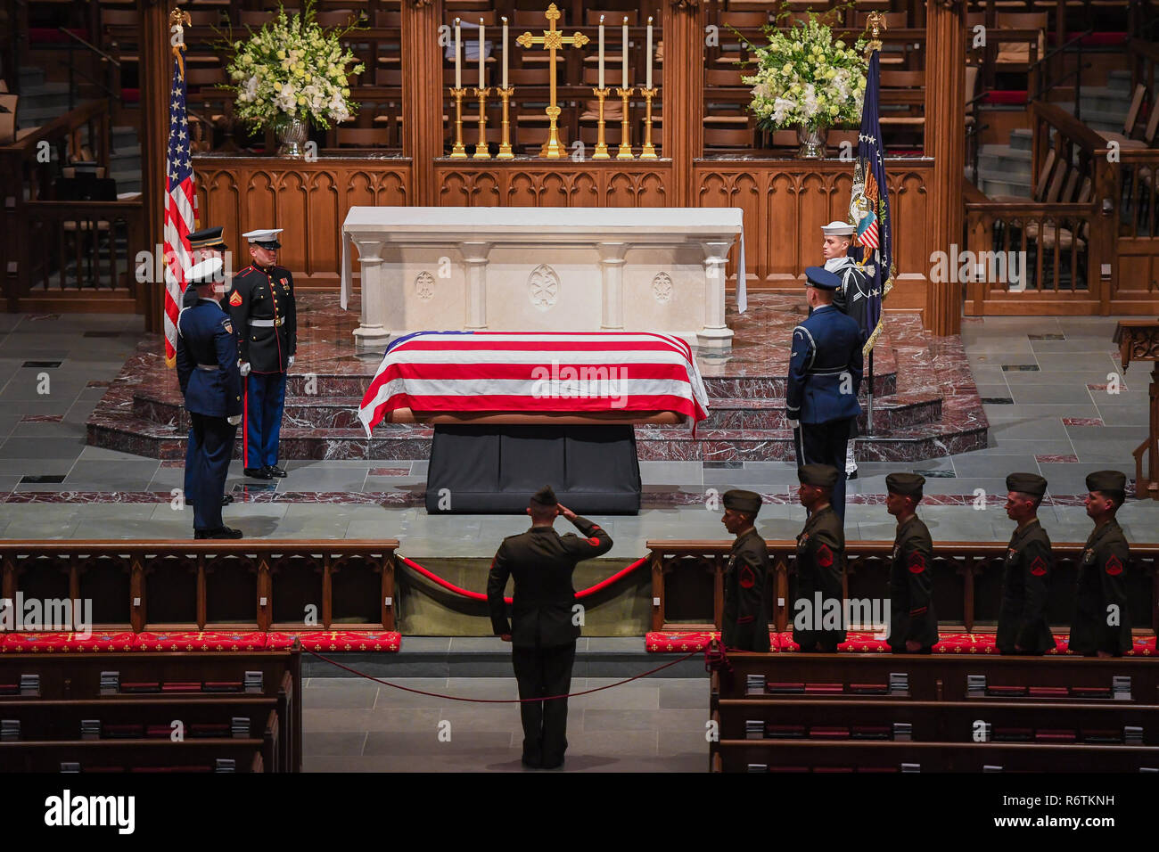 Un U.S. Marine salue le cercueil recouvert du drapeau de l'ancien président George H. W. Repos Bush rétablir à son domicile de l'église épiscopale Saint Martins après les funérailles nationales à Washington le 6 décembre 2018 à Houston, Texas. Bush, le 41e président, est décédé à son domicile de Houston à l'âge de 94 ans et sera enterré à sa bibliothèque présidentielle à la Texas A&M University. Banque D'Images
