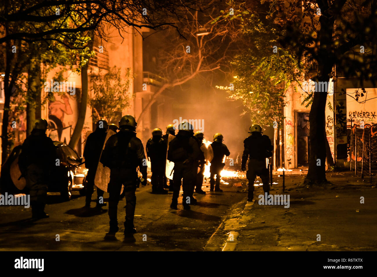 Un incendie est observée après l'essence vers les manifestants jettent à la bombe La police anti-émeute lors d'un rassemblement marquant le 10e anniversaire de l'assassinat de l'adolescent Alexis Grigoropoulos par un policier grec à Athènes. Banque D'Images