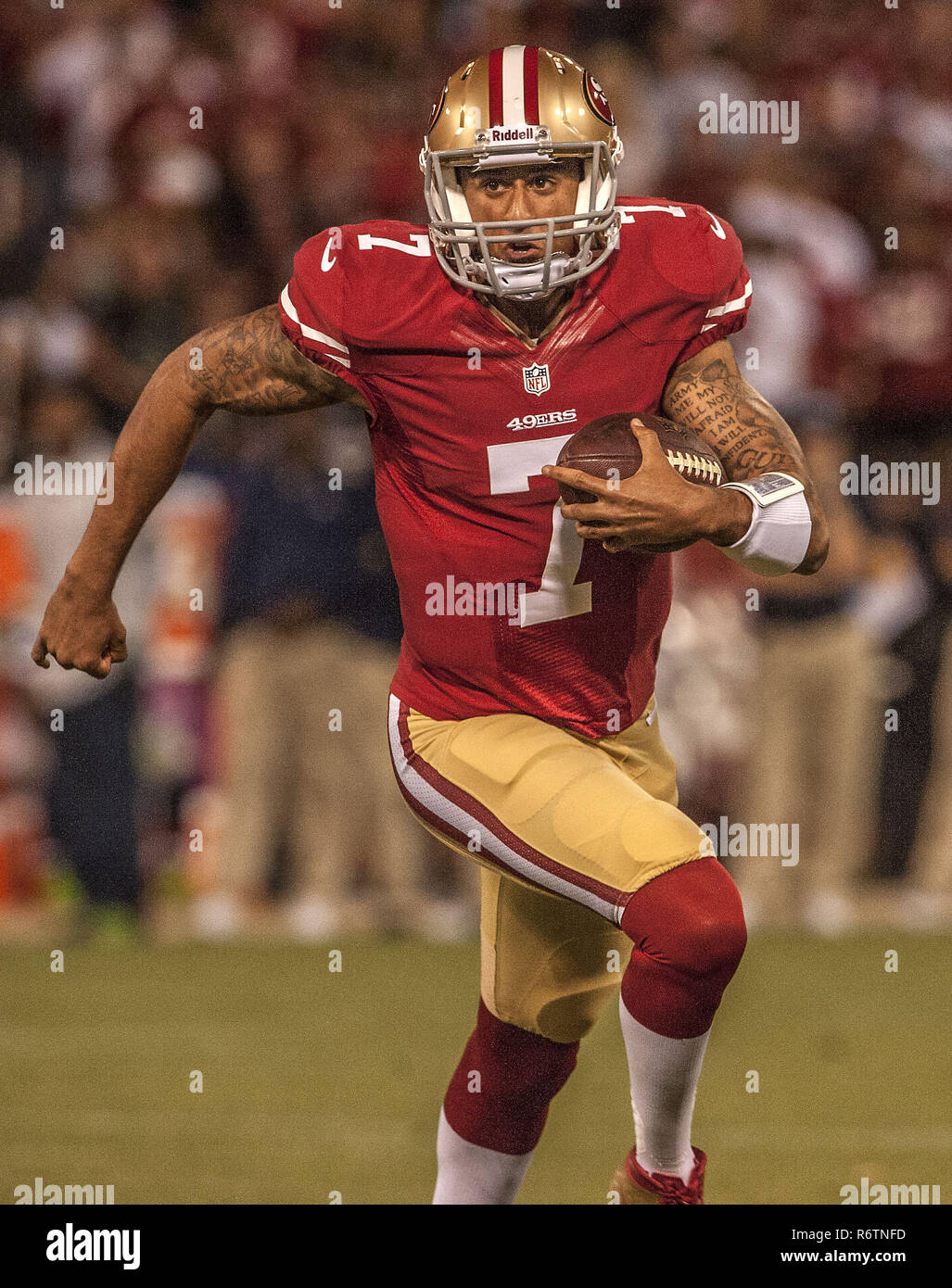 San Francisco, Californie, USA. 18 Oct, 2012. San Francisco 49ers quarterback Colin Kaepernick (7) tente de faire exécuter l'atterrissage jeudi à Candlestick Park de San Francisco, CA. Les 49ers a battu les Seahawks 13-6. Crédit : Al Golub/ZUMA/Alamy Fil Live News Banque D'Images