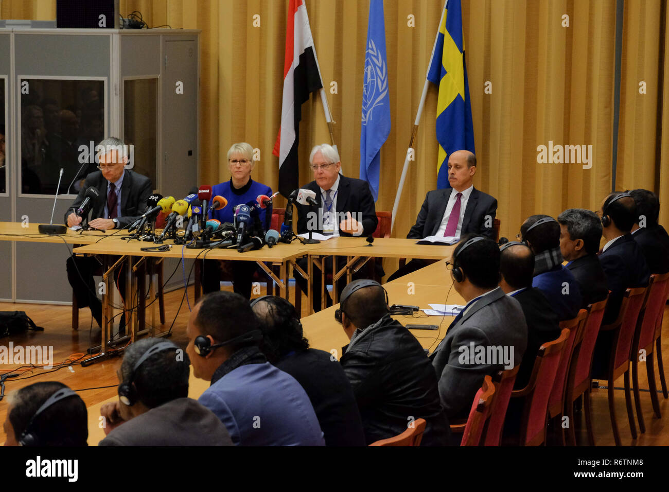 Stockholm, Suède. 6e déc, 2018. Le Ministre suédois des affaires étrangères, Margot Wallstrom (2L) et l'Envoyé spécial des Nations Unies Martin Griffiths (2e R) assister à une conférence de presse avant les pourparlers de paix entre le gouvernement yéménite et les rebelles Houthi à Johannesburg du château, à environ 60 kilomètres au nord de Stockholm, Suède, le 6 décembre 2018. Les négociations coordonnées par l'ONU dans kickstarted Suède le jeudi. Crédit : Rob Schoenbaum/Xinhua/Alamy Live News Banque D'Images