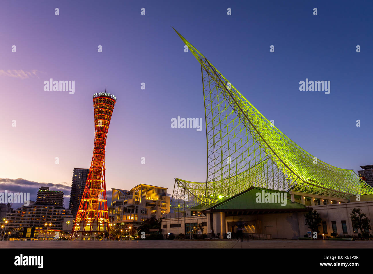 Kobe, Hyogo, Japon - 22 novembre 2018 : Kobe port Tower avec Kobe Maritime Museum de feux lumineux orange et vert au crépuscule. Banque D'Images