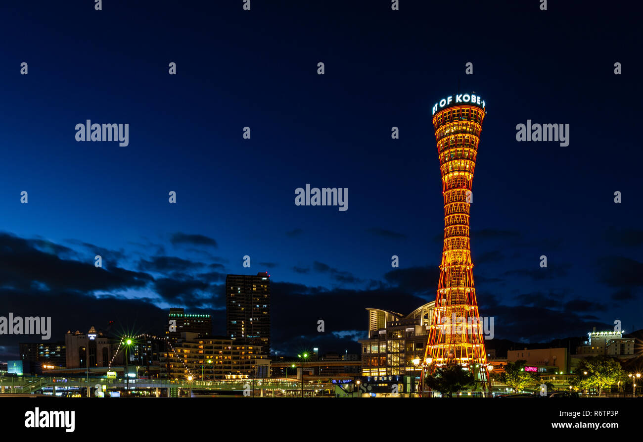 Kobe, Hyogo, Japon - 22 novembre 2018 : Kobe port Tower lumière d'orange au crépuscule, ciel bleu. Banque D'Images