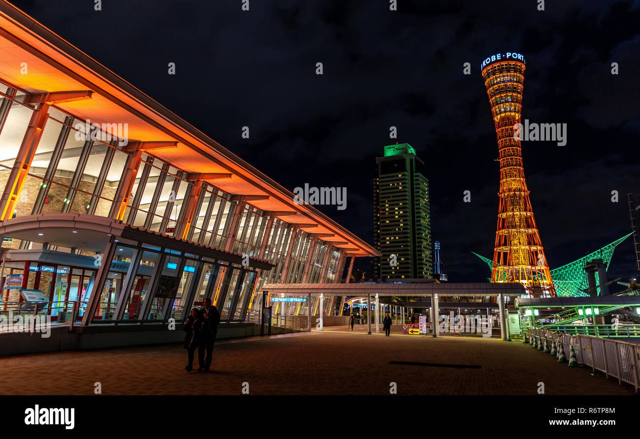 Kobe, Hyogo, Japon - 22 novembre 2018 : les gens dans le passage libre avec arrière-plan de Kobe port Tower et Musée Maritime de Kobe dans la nuit. Banque D'Images