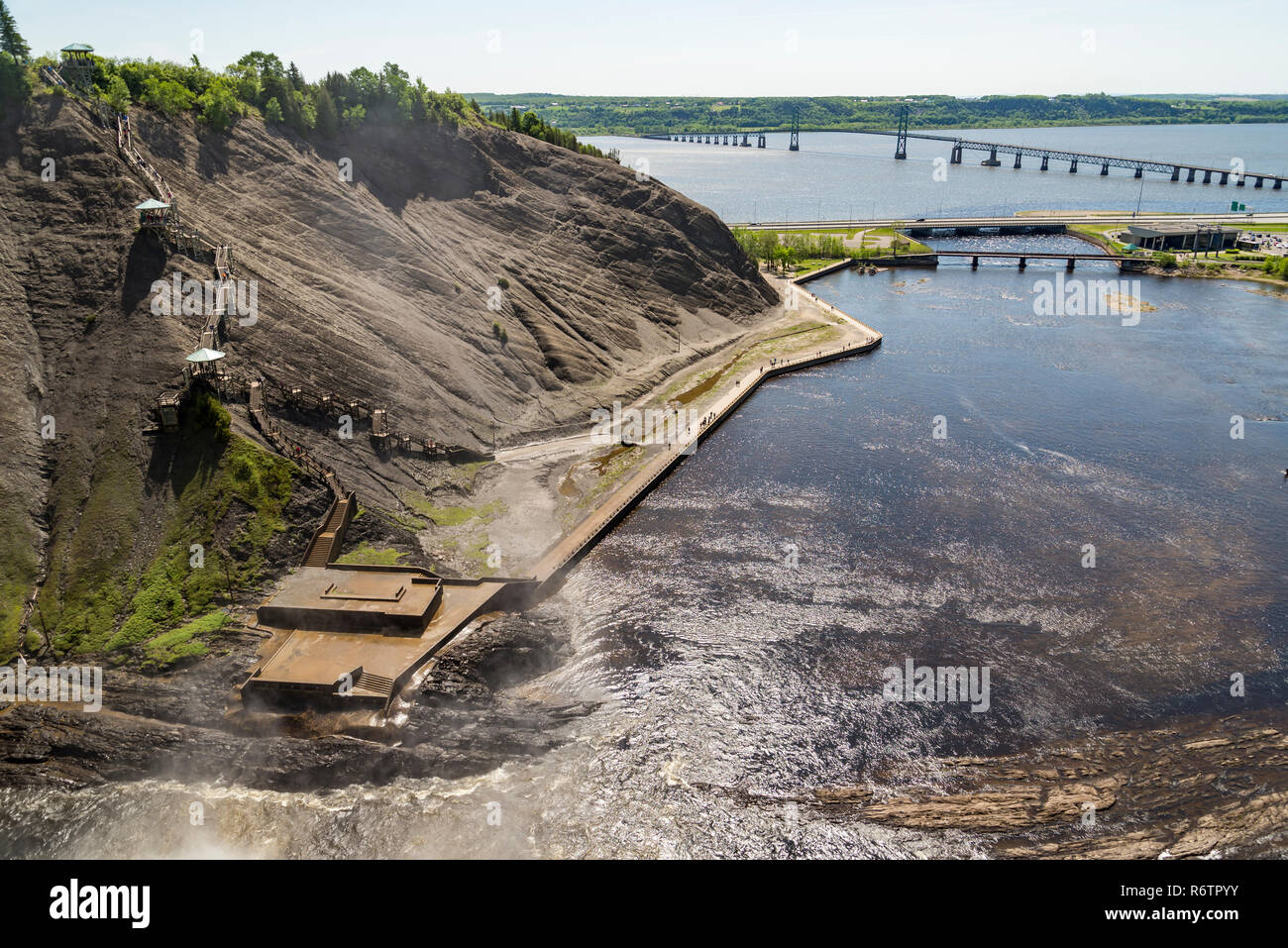 Vue depuis la chute Montmorency dans Parc de la Chute Montmorency, au Québec Banque D'Images